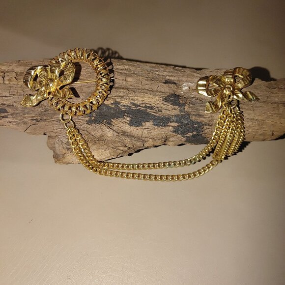 Swag Brooch Yellow Gold Tone Bow Chain Pin Set Ornate Tassel Dangle Detailing - Picture 14 of 14